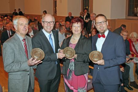 Landrat Manfred Müller überreichte den stillen Helden des Alltags den Ehrenteller des Kreises Paderborn